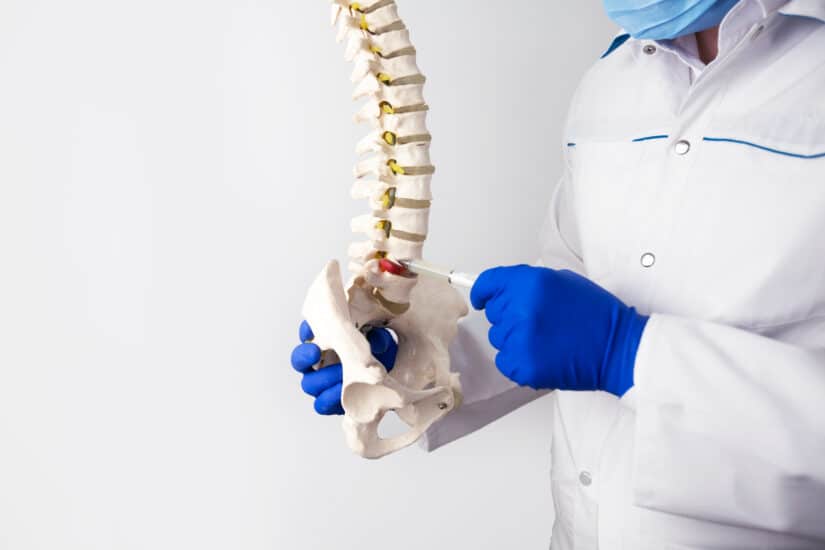 Hernia Discal Lumbar Persona Que Qostiene Un Espécimen De Columna Vertebral Y Muestra Una Hernia De Disco